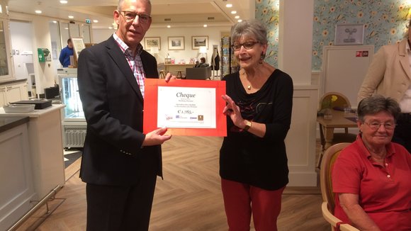 Florence Wenst krijgt donatie voor optredens Diva Dichtbij Florence Wenst krijgt donatie voor optredens Diva Dichtbij